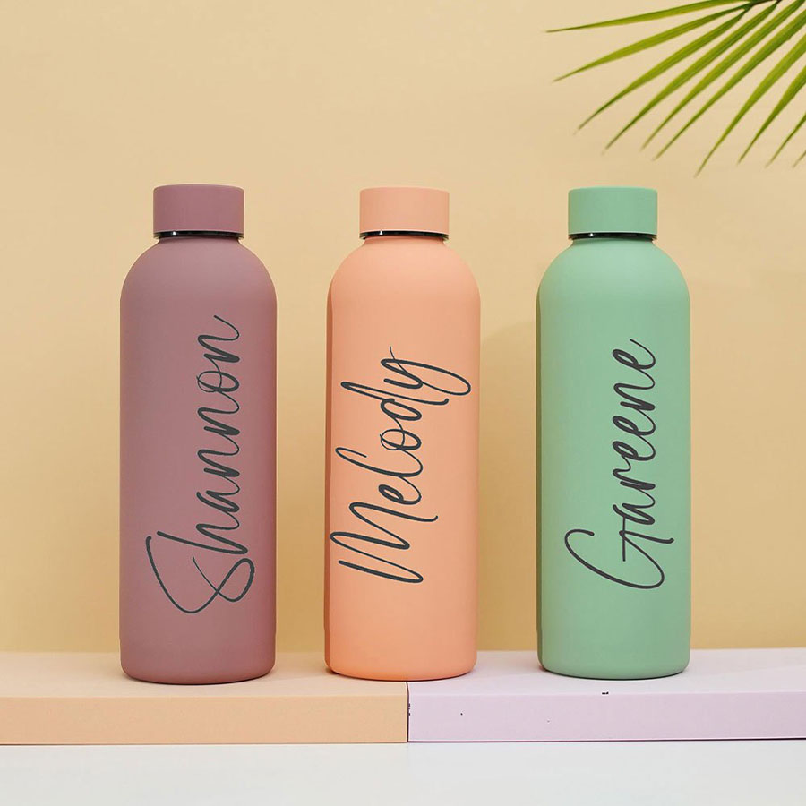 Sports Water Bottle Insulated - 名前入りマット仕上げステンレス製水筒、カスタマイズ可能な手書き風フォント、漏れ防止機能付き、保温・保冷機能、持ち運び可能、ジムや旅行、普段使いに最適。